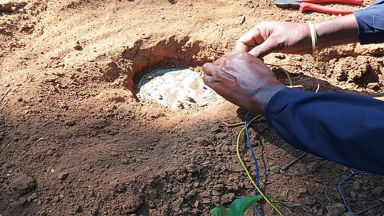 बीजापुर में एक बार फिर नक्सलियों के मंसूबे नाकाम, जवानों ने पांच-पांच किलो वजनी आठ आईईडी बरामद किए